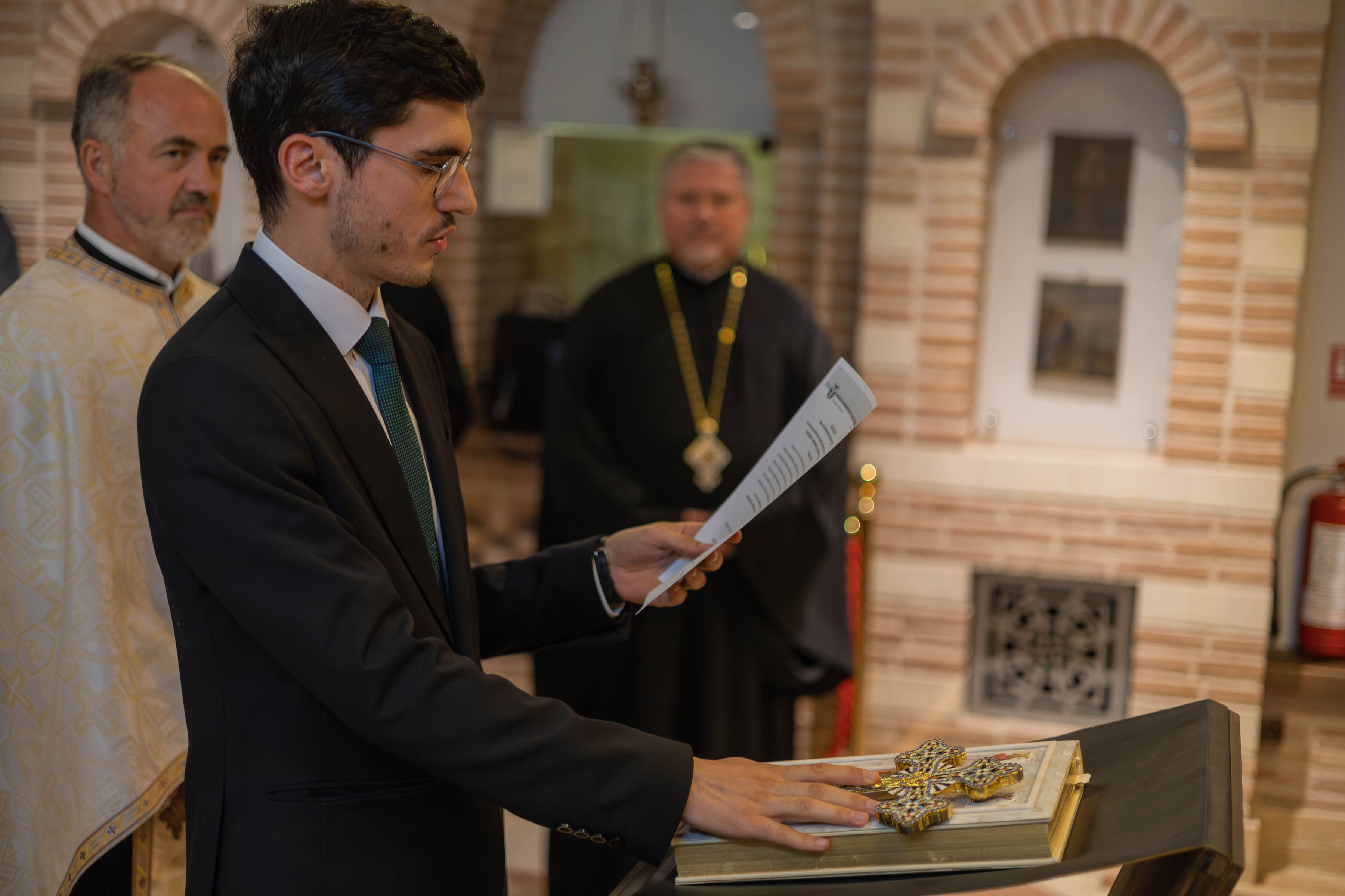 Dr. Emanuel Buta depunând jurământul de credință