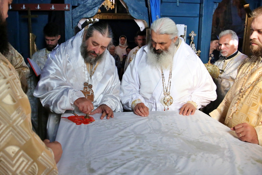PS Antonie și PS Nichifor Botoșăneanul pecetluind Sfânta Masă a Bisericii Alexandru cel Bun / Foto: Flavius Popa PS Antonie și PS Nichifor Botoșăneanul pecetluind Sfânta Masă a Bisericii Alexandru cel Bun / Foto: Flavius Popa