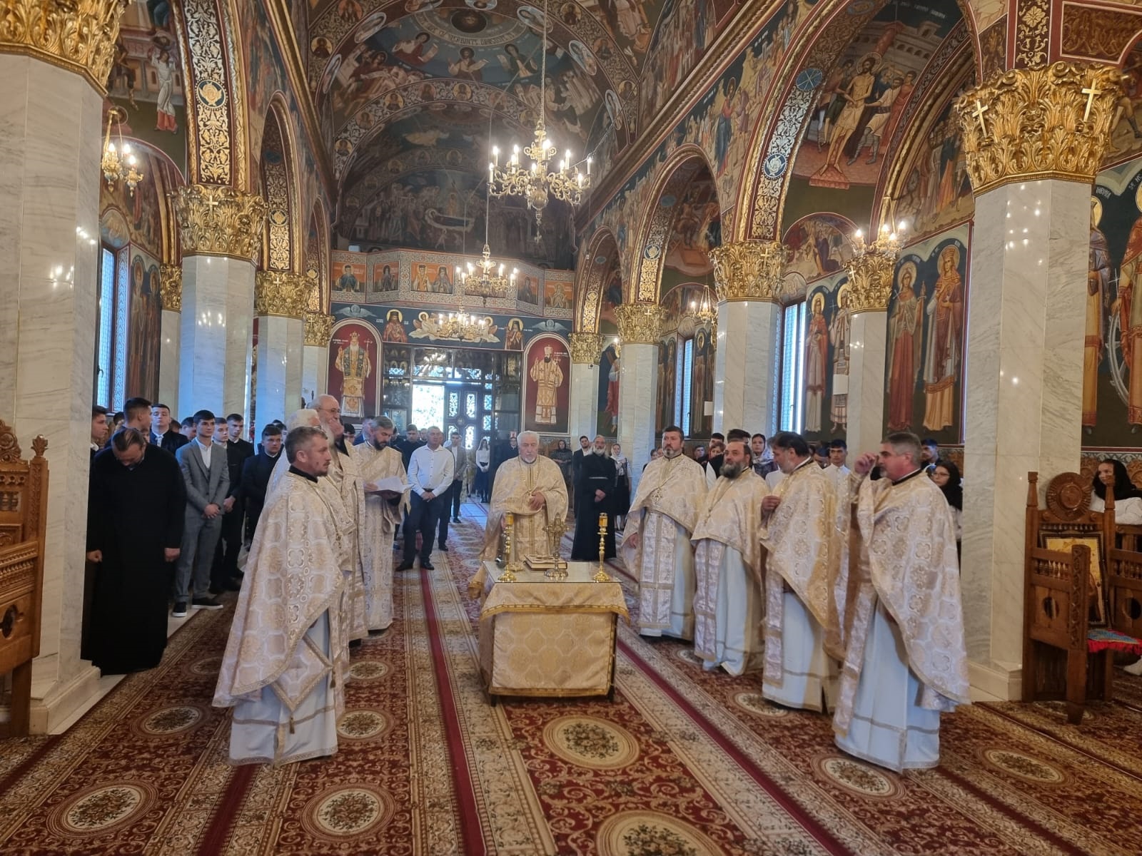 Sfinta Liturghie în Biserica Sfântul Ioan Iacob de la Neamț - prima zi de școală Sfinta Liturghie în Biserica Sfântul Ioan Iacob de la Neamț - prima zi de școală