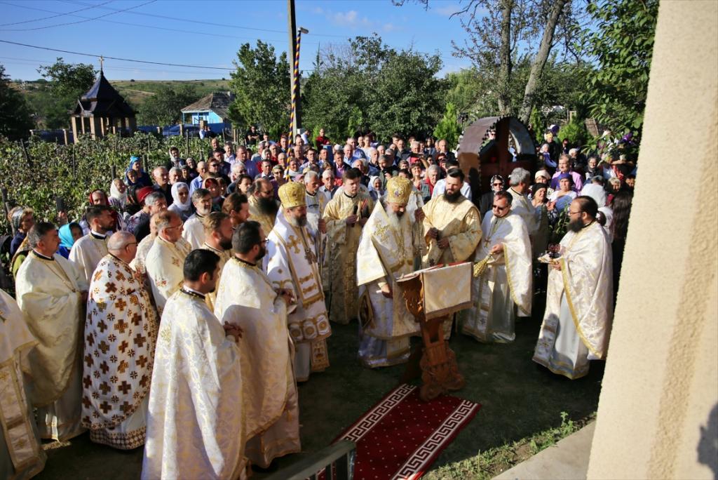 PS Antonie și PS Nichifor Botoșăneanul, sfințind biserica Parohiei Alexandru cel Bun / Foto: Flavius Popa PS Antonie și PS Nichifor Botoșăneanul, sfințind biserica Parohiei Alexandru cel Bun / Foto: Flavius Popa