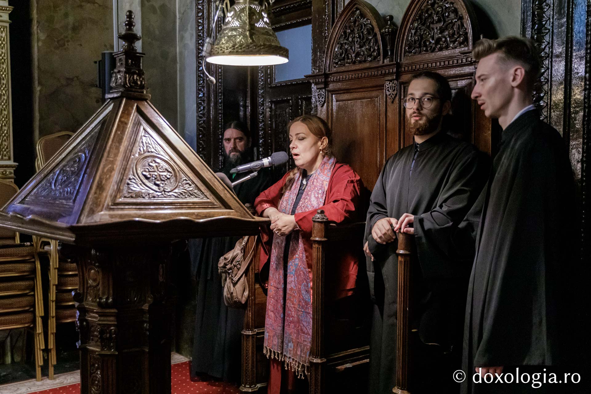 Marilyn Accaoui Leigne din Liban, alături de membri ai corului Chivotul / Foto: Oana Nechifor Ediția a VI-a a IBMF a ajuns la jumătatea parcursului său