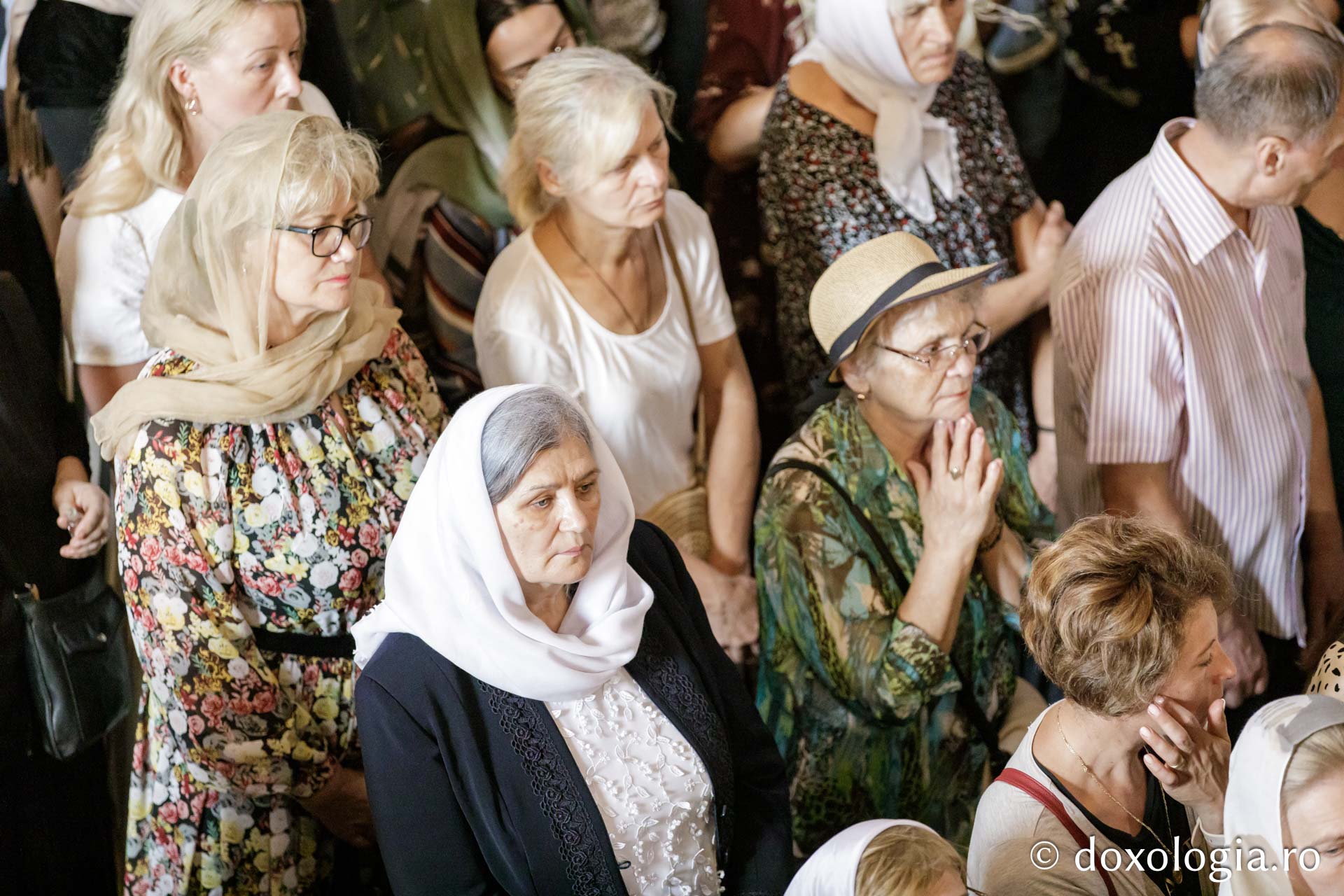 Credincioși, participând la Sfânta Liturghie