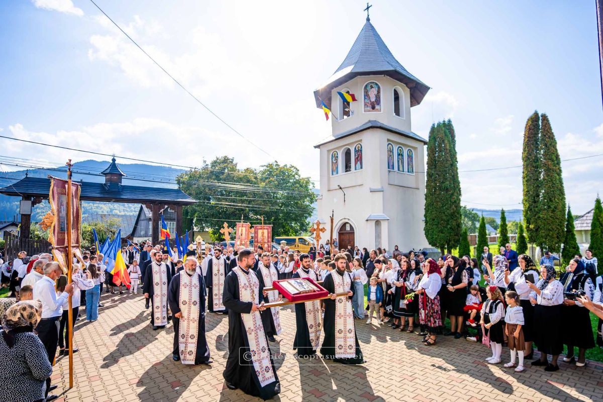 Un fragment al lemnului Sfintei Cruci binecuvântează Parohia Straja II