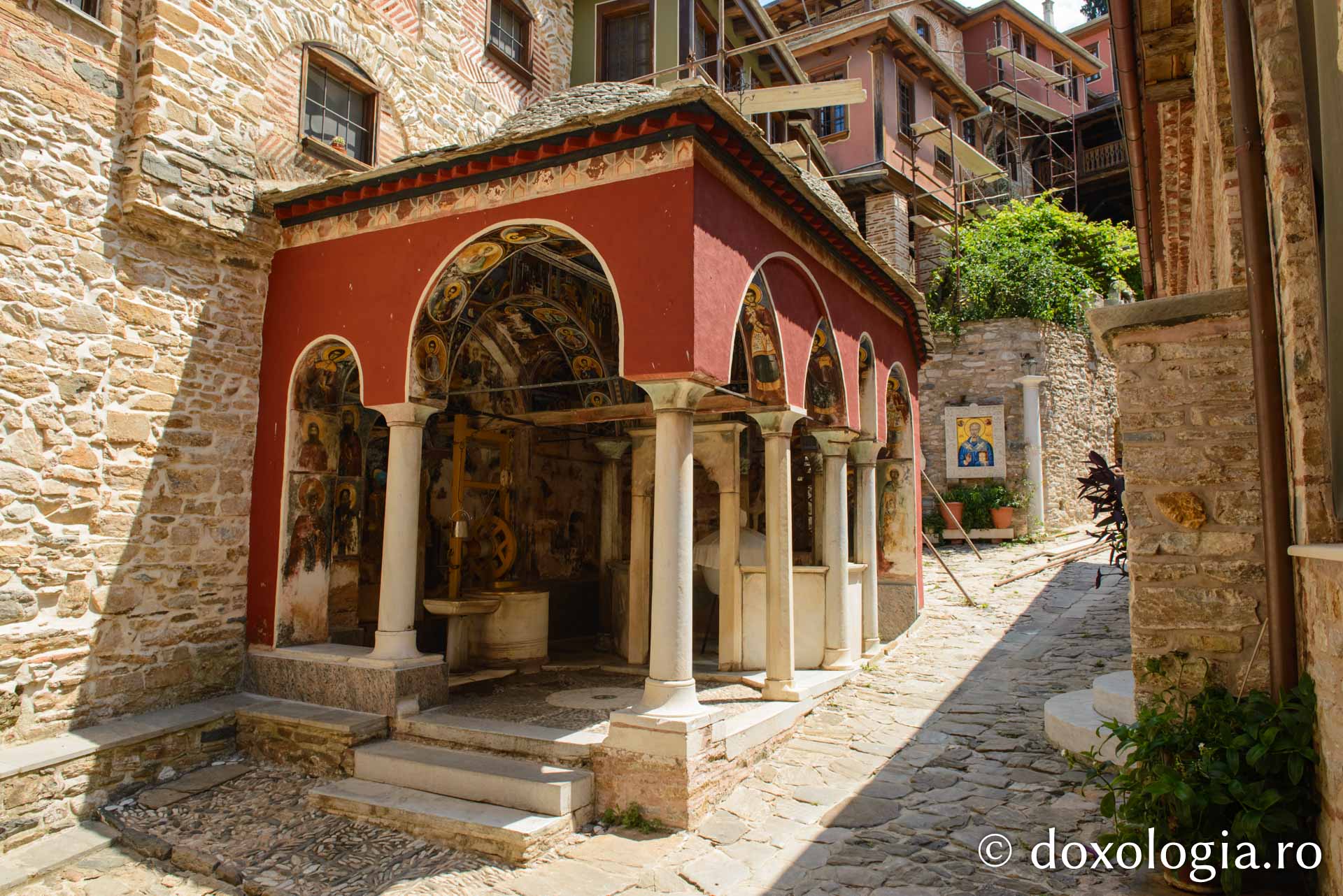 Fântâna Sfinţilor Arhangheli de la Mănăstirea Dohiariu