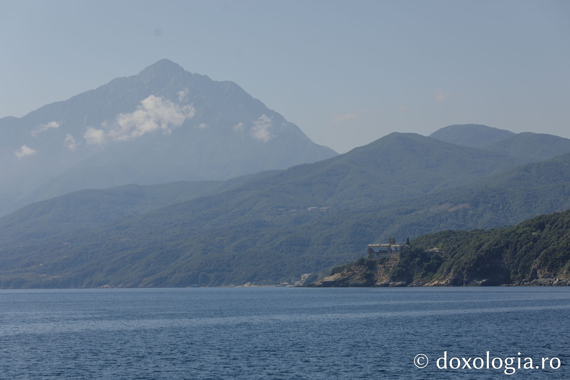 Mănăstirea Stavronikita văzută de pe mare