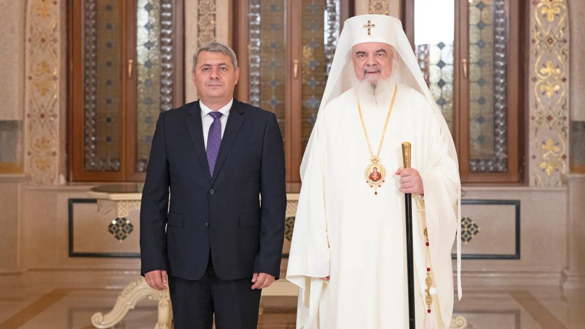 Excelenţa Sa Sergey Minasyan, alături de Părintele Patriarh Daniel / Foto: basilica.ro Ambasadorul Republicii Armenia și Patriarhul României