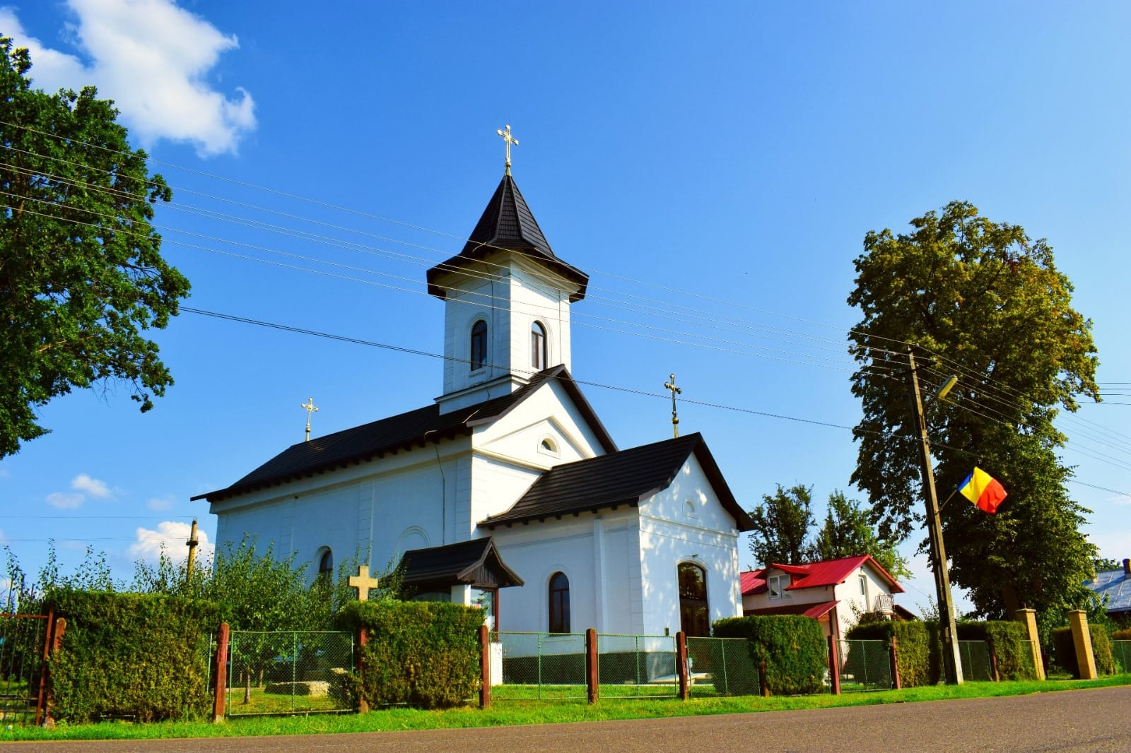 Biserica „Sfinții Împărați Constantin și Elena” Broscăuți Biserica „Sfinții Împărați Constantin și Elena” Broscăuți