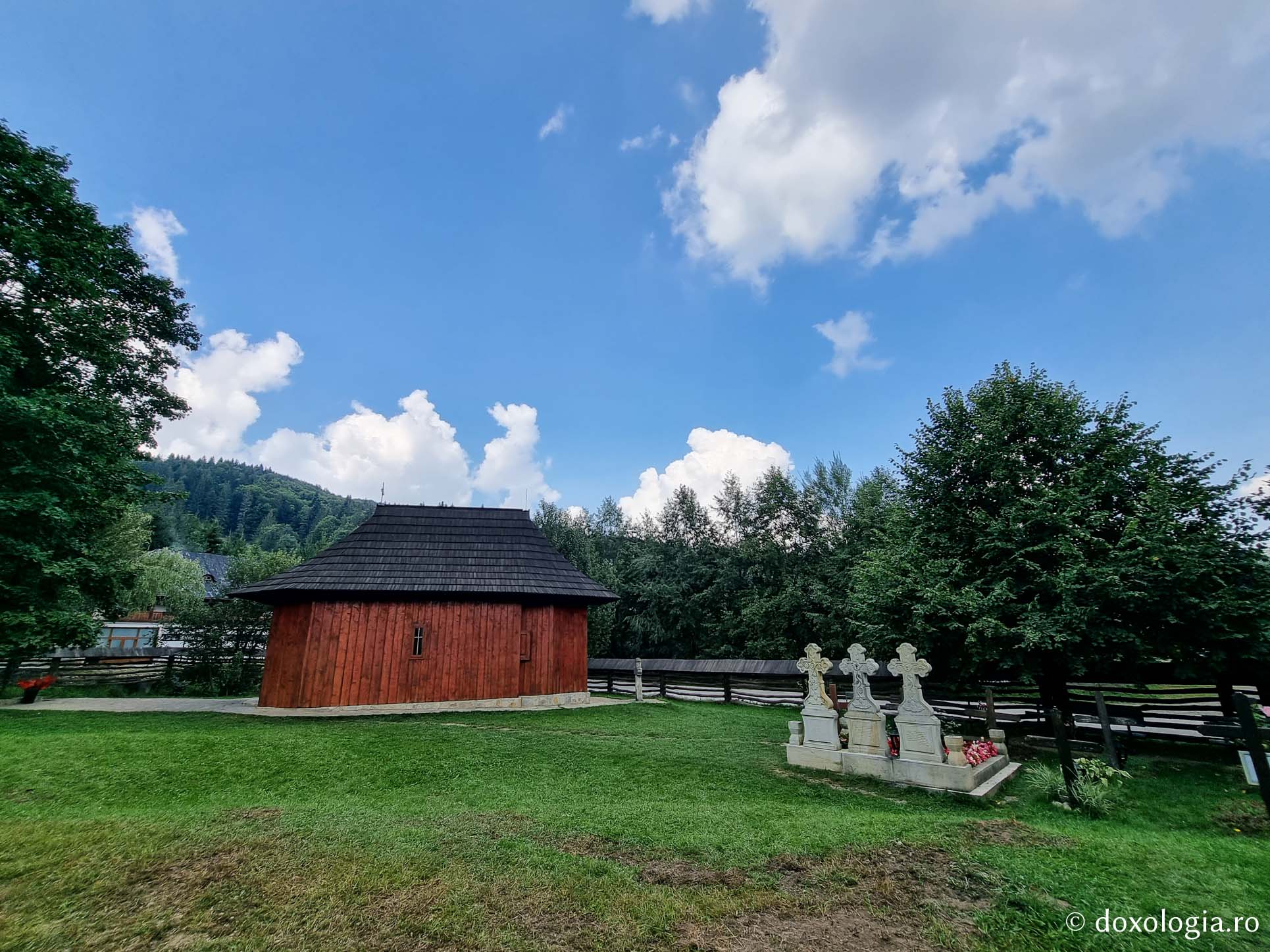 Bisericuța din cimitirul Mănăstirii Sihastria Putnei