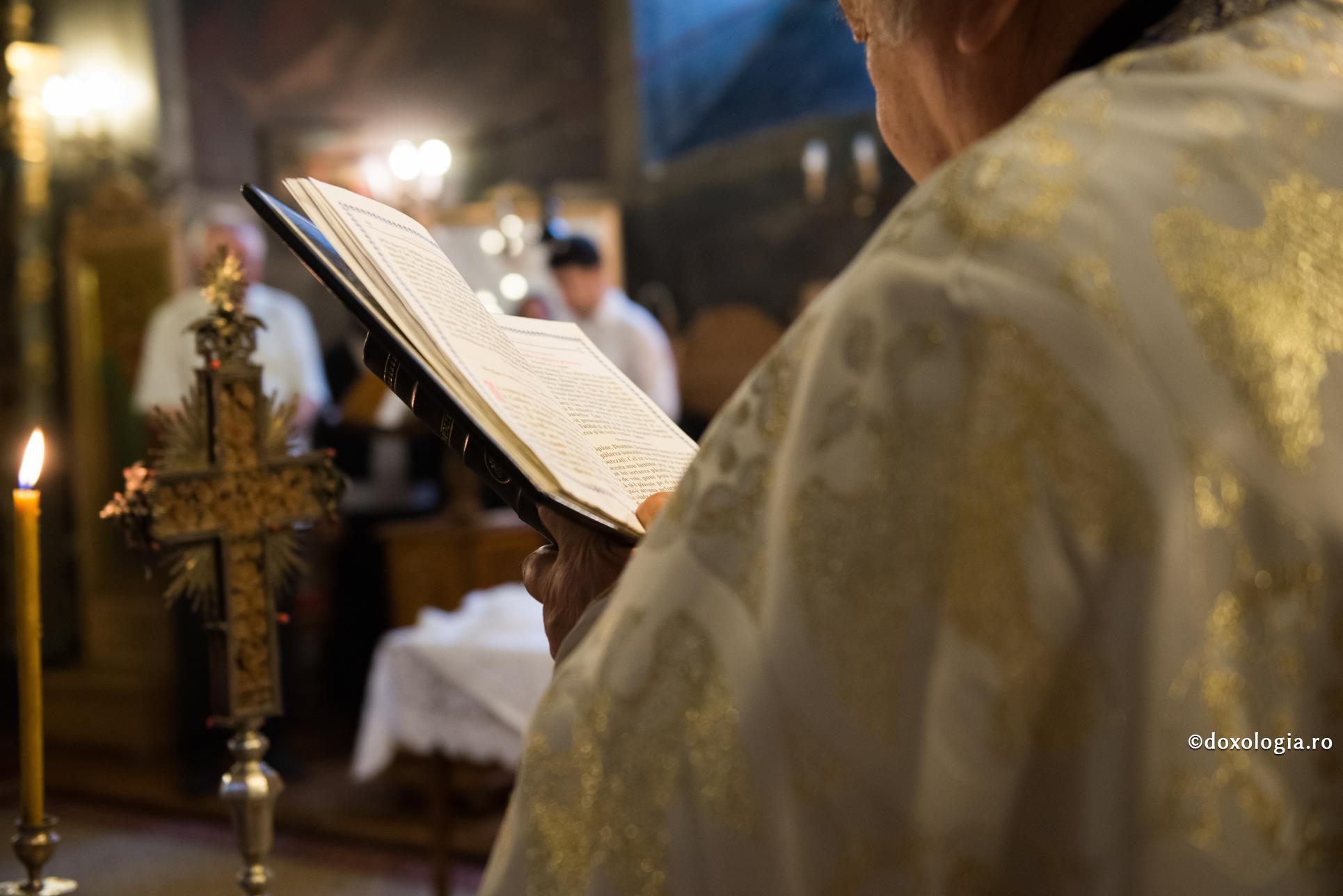 preot citind rugăciuni