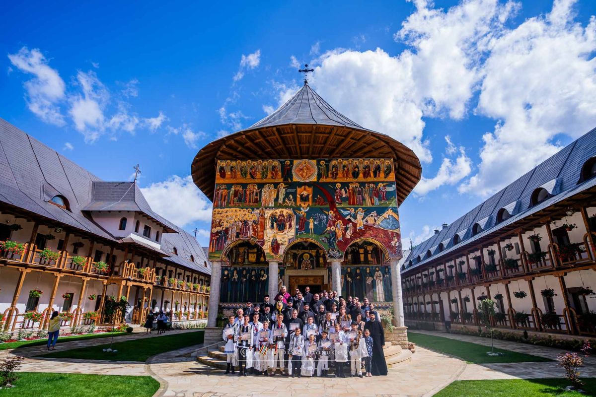 Concurs de toacă, organizat la Mănăstirea Sihăstria Râșcăi / Foto: Irina Ursachi Fotografie de grup - concurs de toacă
