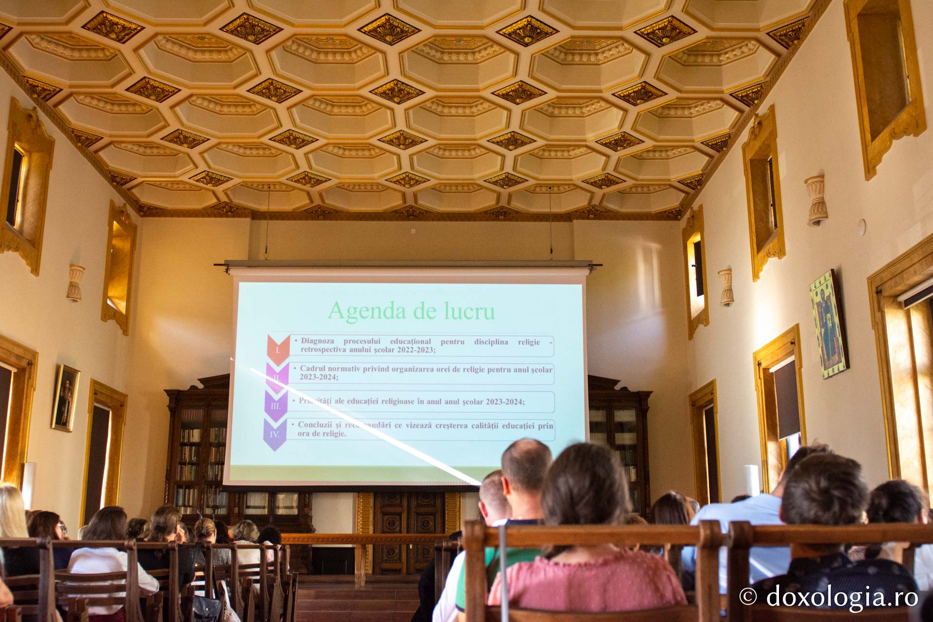 Profesori de religie în sala Iustin Moisescu