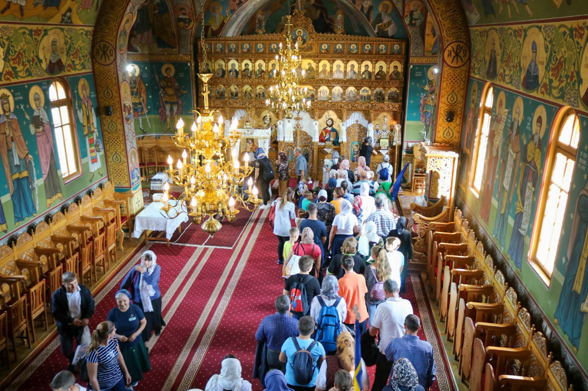 Credincioși în biserică