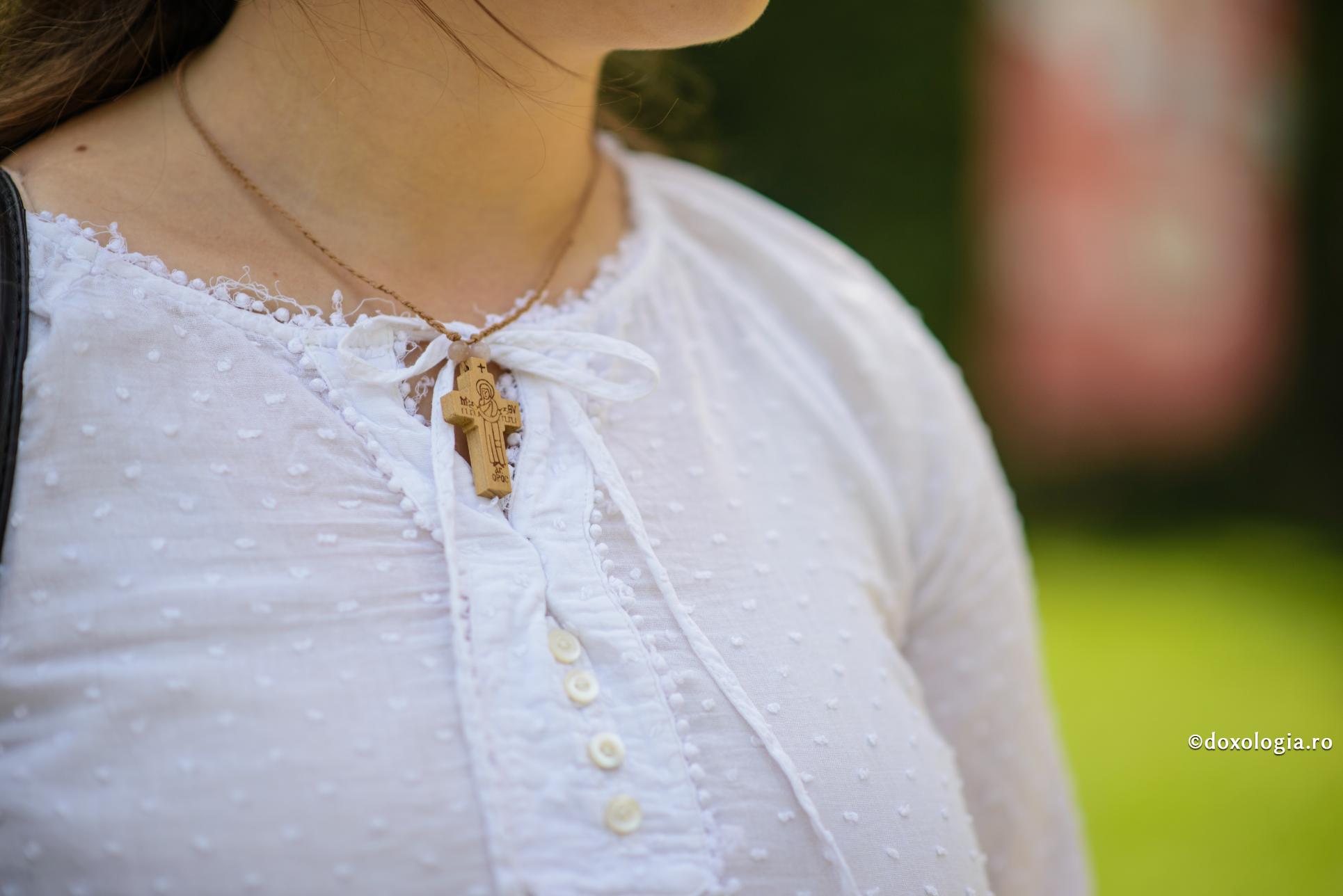 cruciuliță de lemn la gât