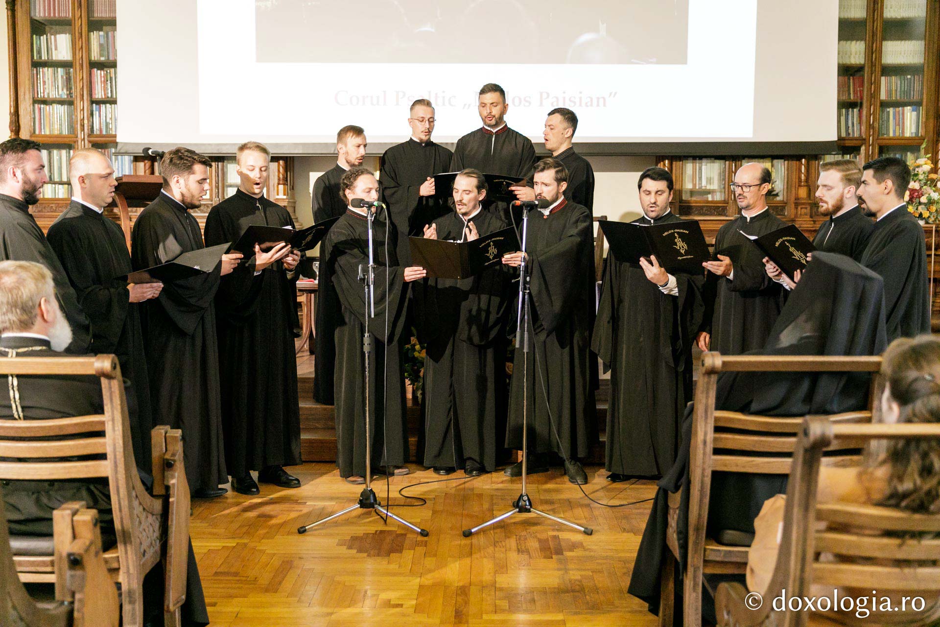 Grupul Psaltic „Melos Paisian” din Iași cântând la Ceremonia de deschidere a Festivalului de Muzică Bizantină de la Iași / Foto: Pr. Silviu Cluci Ceremonia de deschidere a Festivalului de Muzică Bizantină de la Iași 2023