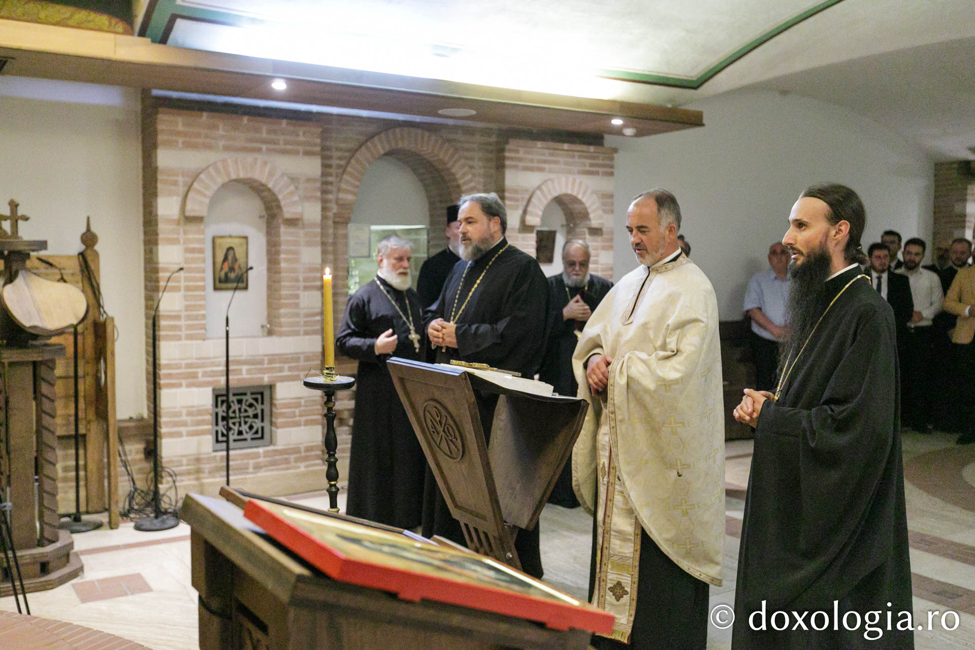 Noii doctori au depus jurământul de credință față de Biserica Ortodoxă în Paraclisul „Ecclesia” / Foto: Pr. Silviu Cluci Depunerea jurământului de credință