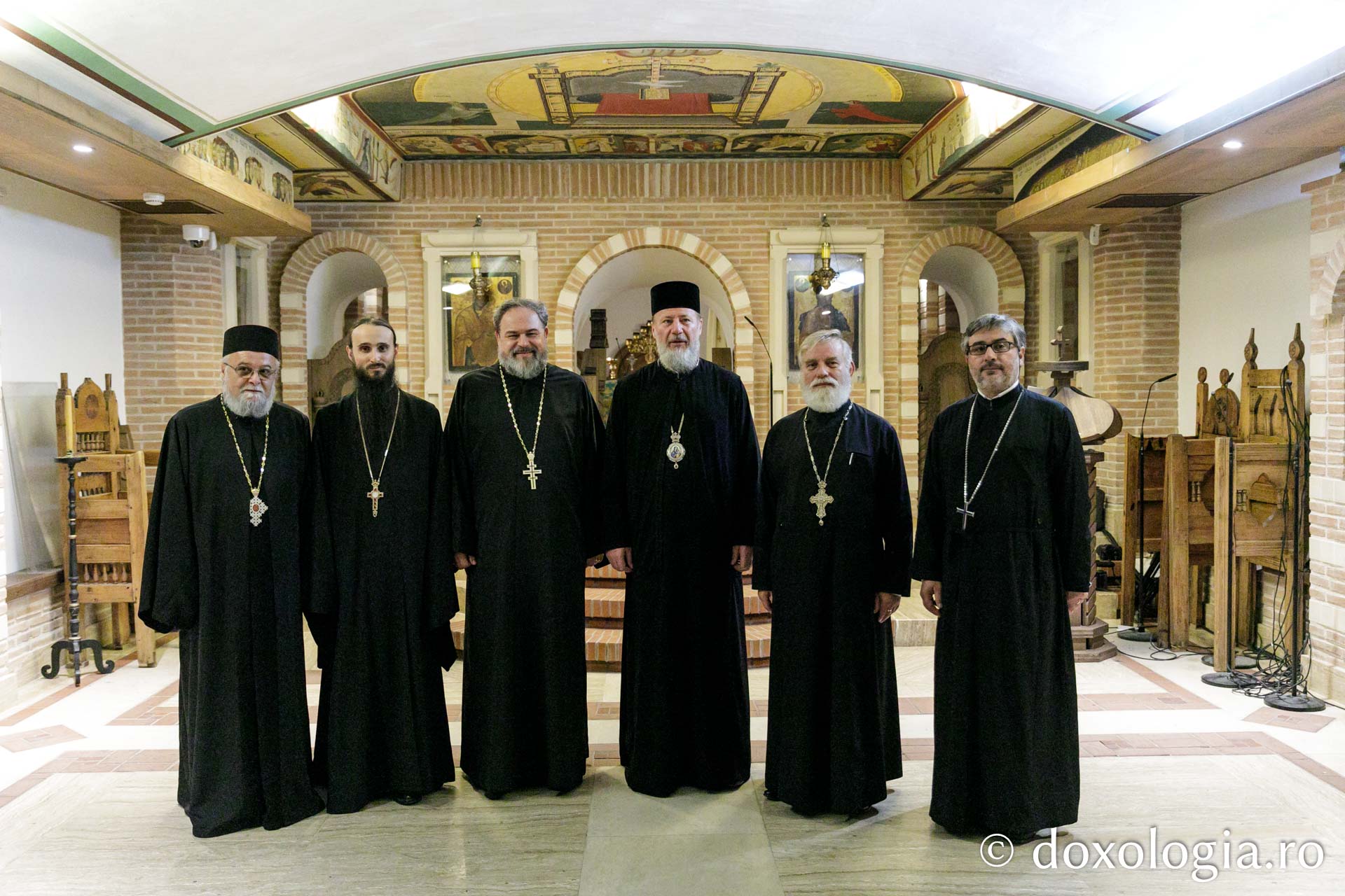 Noii doctori au depus jurământul de credință față de Biserica Ortodoxă în Paraclisul „Ecclesia” de la subsolul Catedralei Mitropolitane / Foto:  Pr. Silviu Cluci Doi noi doctori la Facultatea de Teologie Ortodoxă din Iași