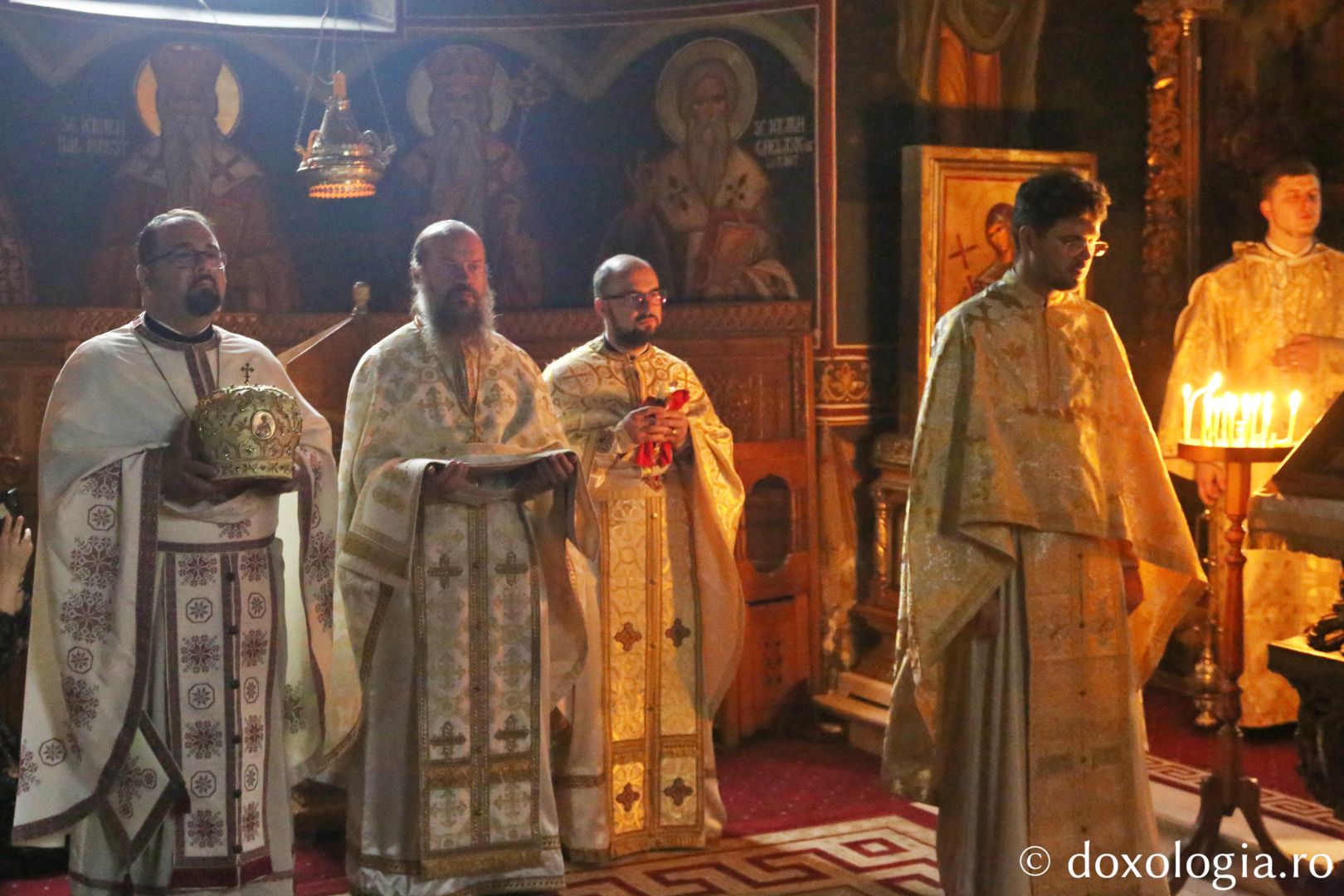 Clericii participanți la obținerea gradelor profesionale în preoție, săvârșind Sfânta Liturghie / Foto: Flavius Popa