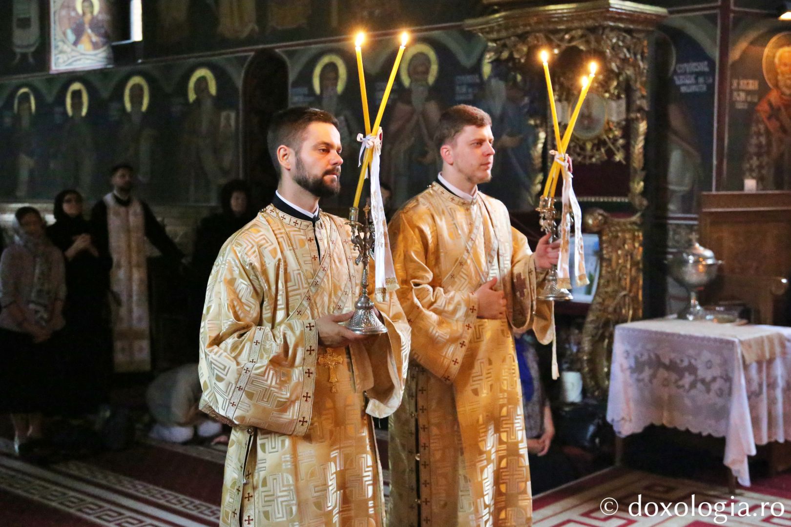 Clericii participanți la obținerea gradelor profesionale în preoție, săvârșind Sfânta Liturghie / Foto: Flavius Popa