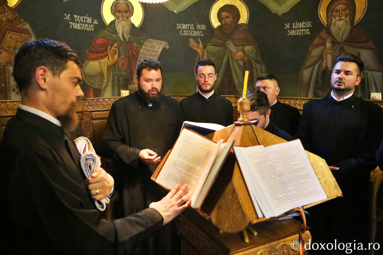 Clericii participanți la obținerea gradelor profesionale în preoție, rugându-se la Sfânta Liturghie / Foto: Flavius Popa