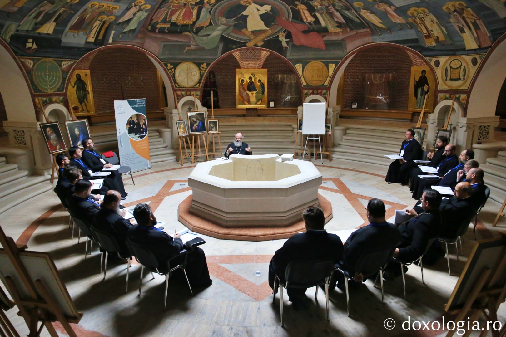 PS Părinte Ignatie, Episcopul Hușilor, susținând o prelegere / Foto: Flavius Popa