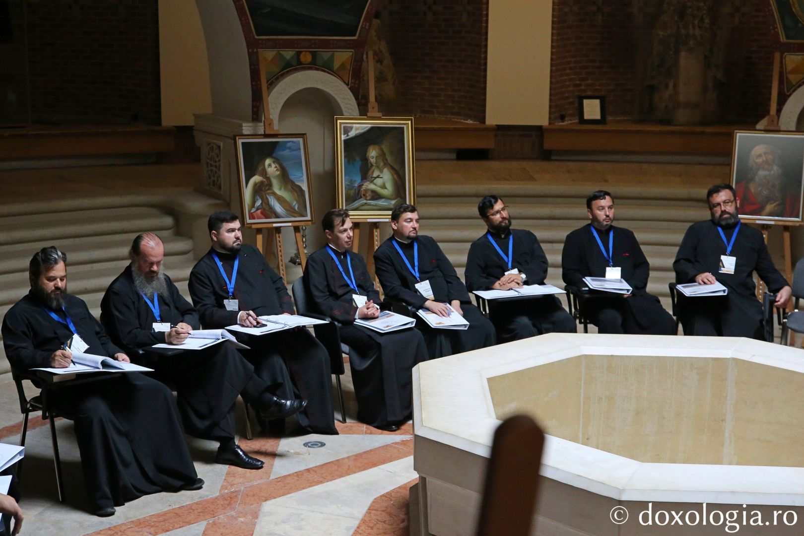 Clerici participând la cursurile pentru obținerea gradelor în preoție / Foto: Flavius Popa
