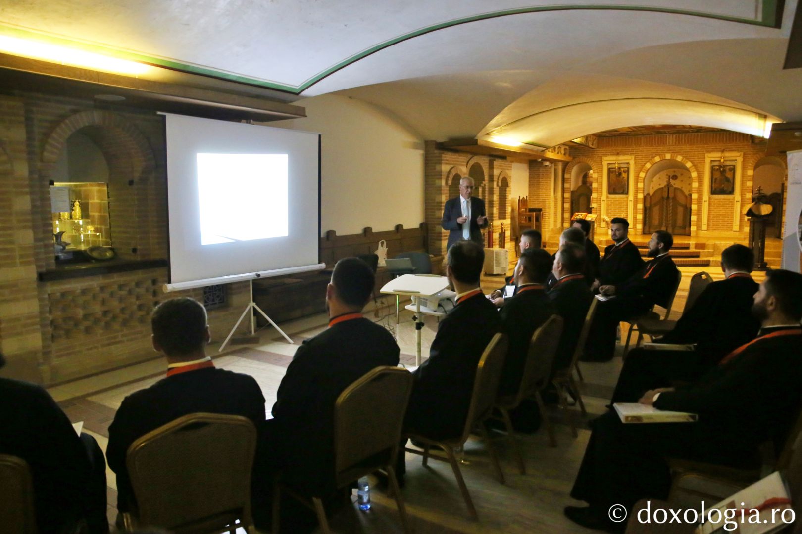 Clerici participând la cursurile pentru obținerea gradelor în preoție / Foto: Flavius Popa