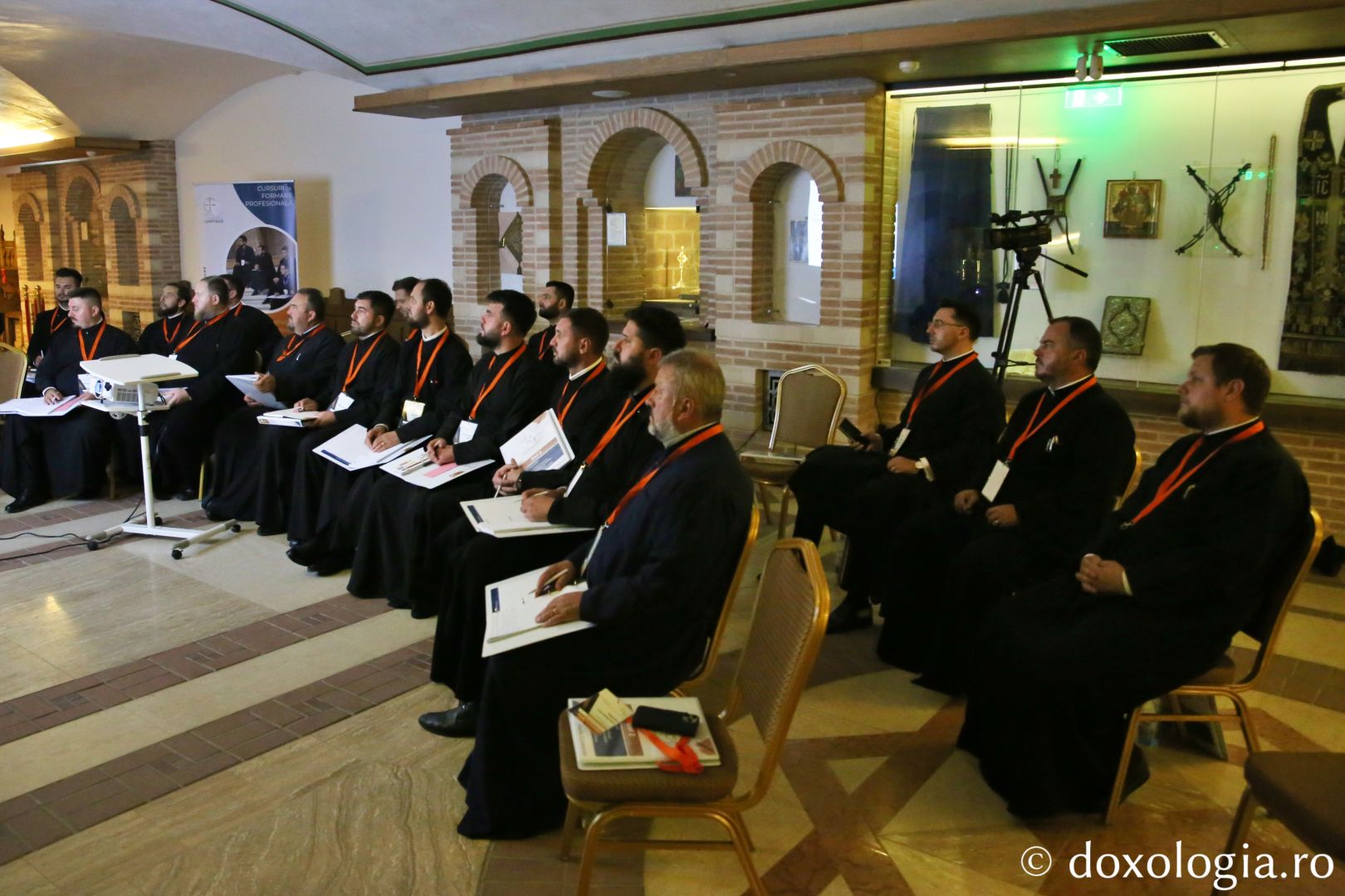 Clerici participând la cursurile pentru obținerea gradelor în preoție / Foto: Flavius Popa