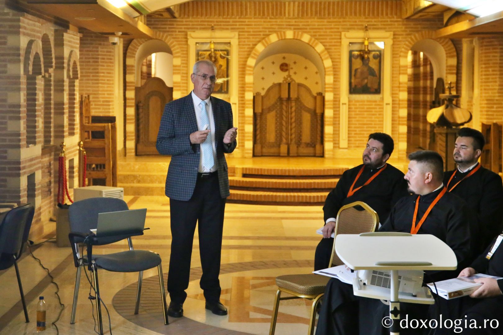 Prof. univ. dr. Constantin Cucoș le-a vorbit clericilor prezenți la cursurile pentru obținerea gradelor în preoție / Foto: Flavius Popa
