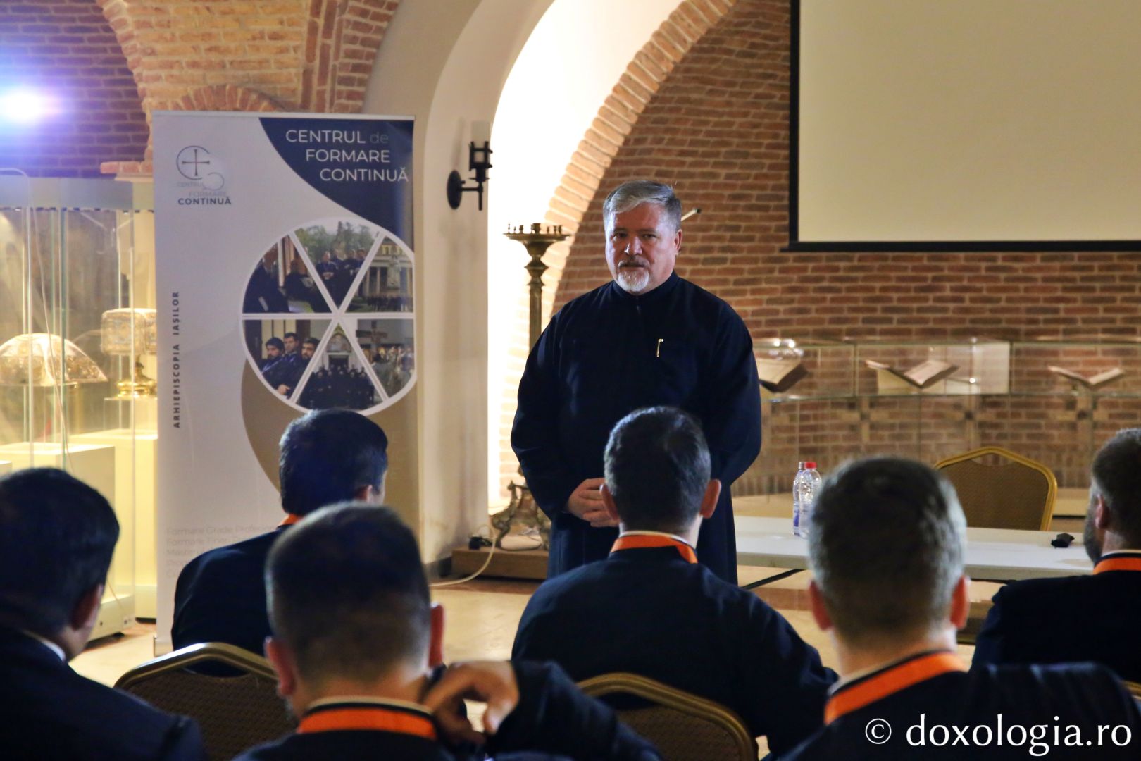Prof. univ. dr. pr. Viorel Sava le-a vorbit clericilor prezenți la cursurile pentru obținerea gradelor în preoție / Foto: Flavius Popa