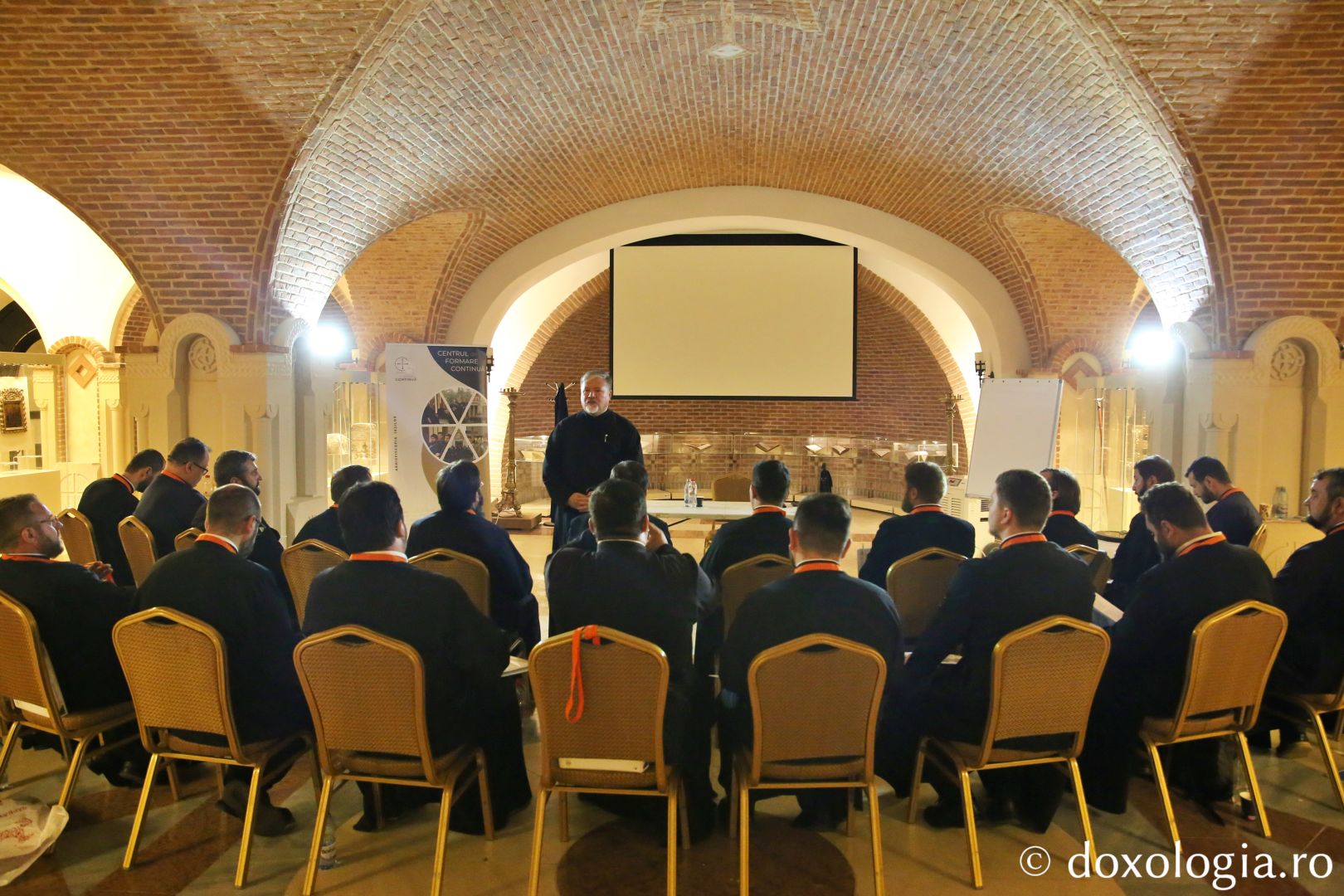 Clerici participând la cursurile pentru obținerea gradelor în preoție / Foto: Flavius Popa
