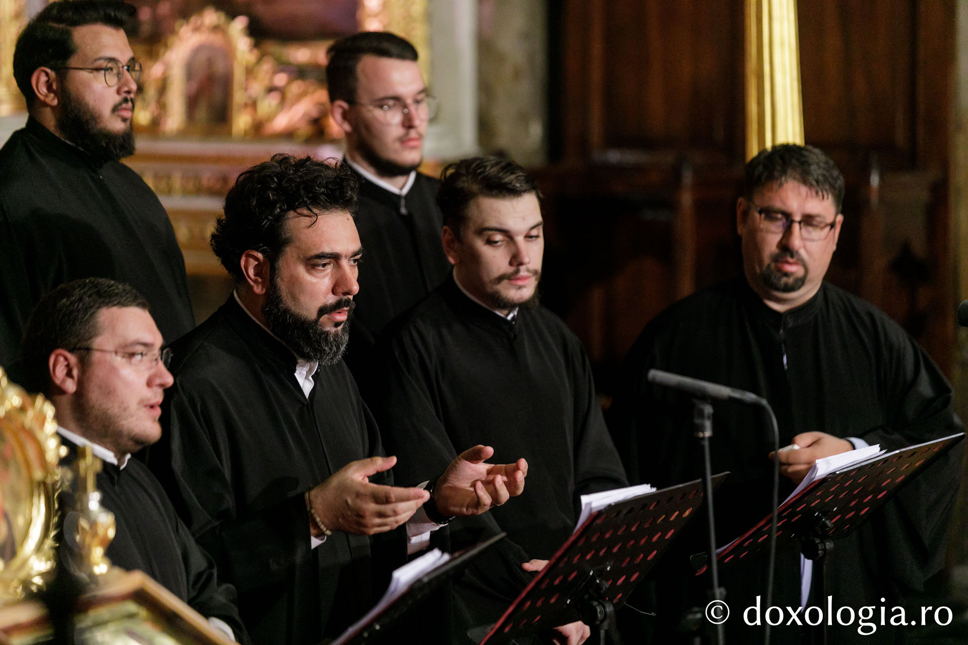 Grupul de isonari – membri ai Corului Academic „Byzantion” din Iași