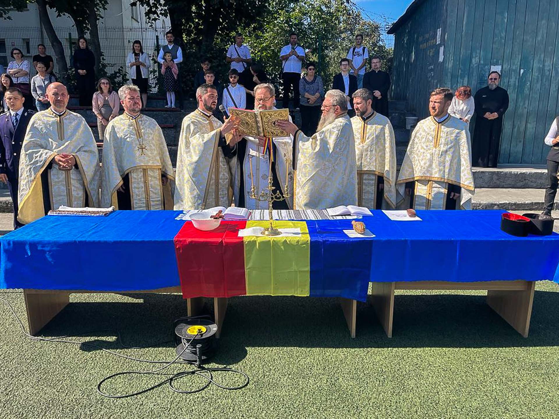 Slujba de Tedeum la început de an școlar Preoți, săvârșind slujba de Tedeum