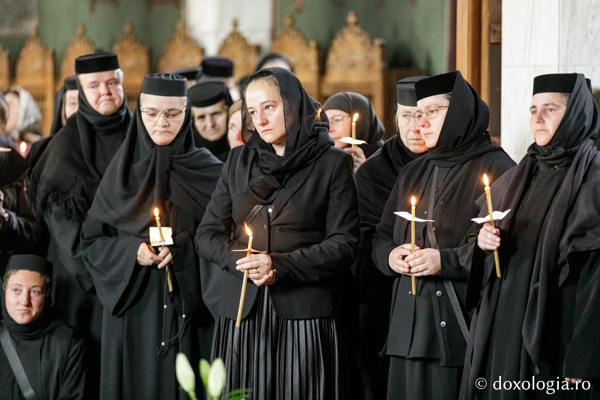 Credincioși în biserică