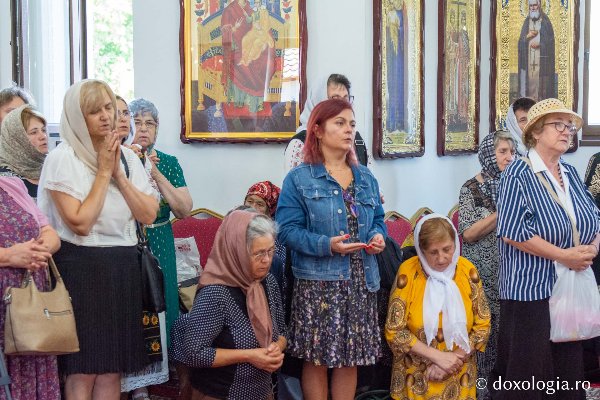 Credincioși, participând la Sfânta Liturghie