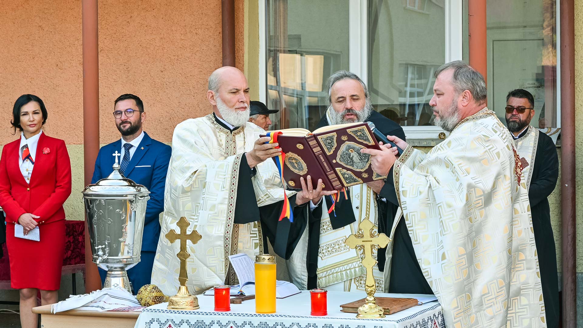 IPS Teofan, citind rugăciuni
