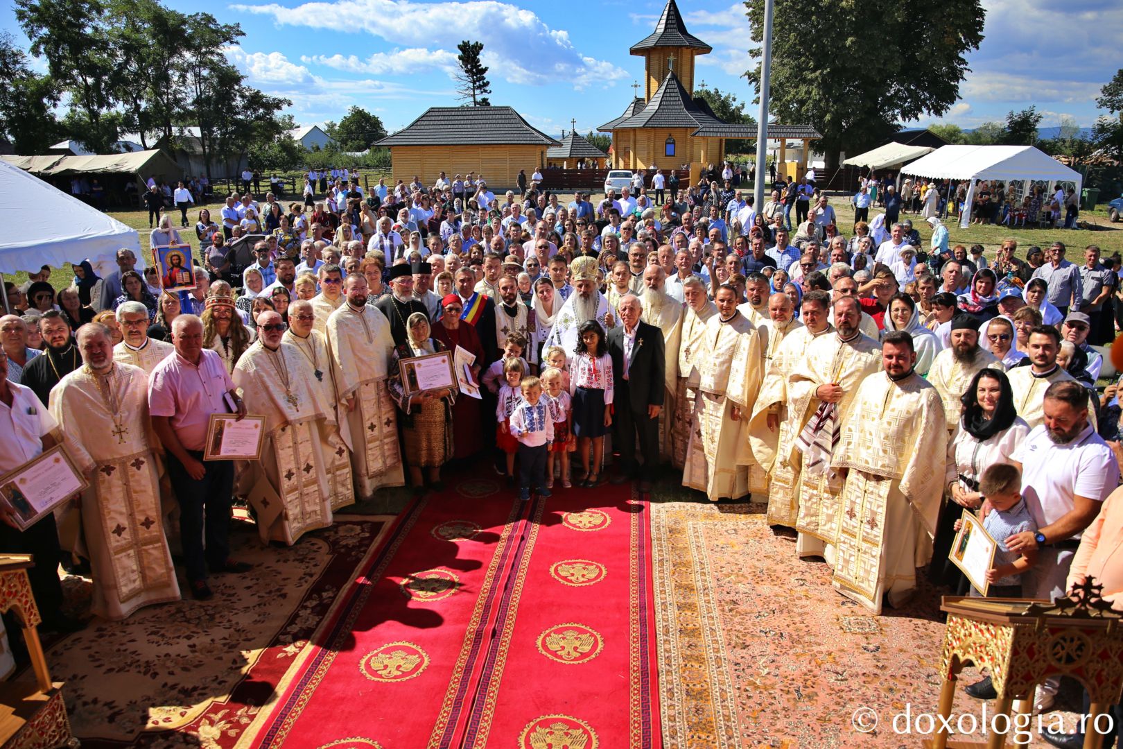 Fotografie de grup la finalul Sfintei Liturghii, la Parohia Râșca / Foto: Flavius Popa