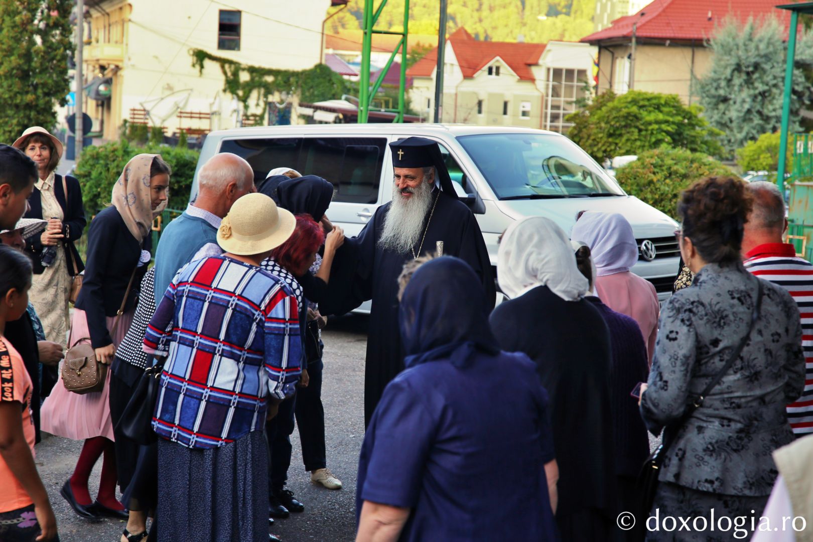 IPS Părinte Mitropolit Teofan, binecuvântând credincioșii / Foto: Flavius Popa