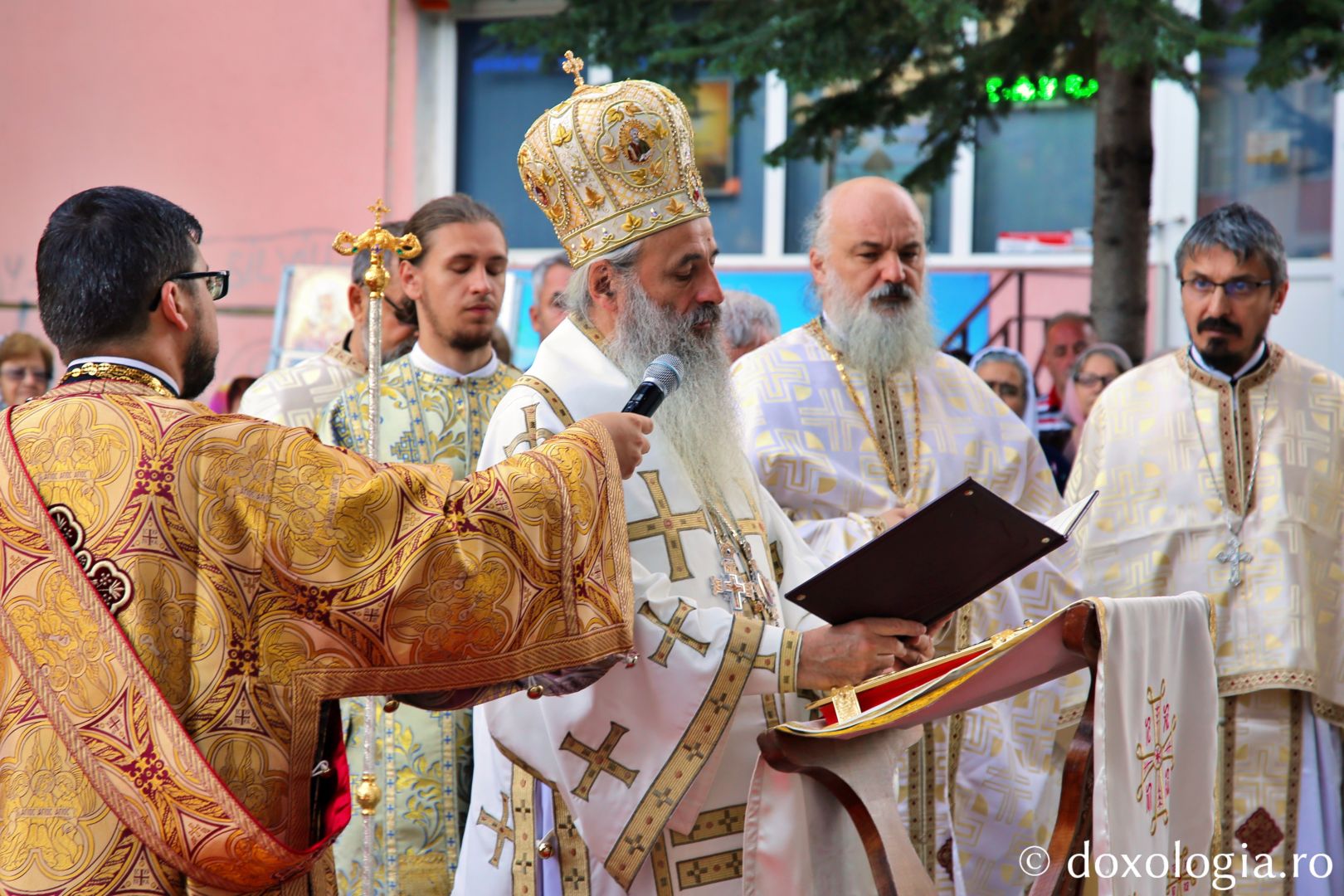 IPS Părinte Mitropolit Teofan, sfințind Biserica Parohiei „Sfântul Gheorghe” Piatra Neamț / Foto: Flavius Popa