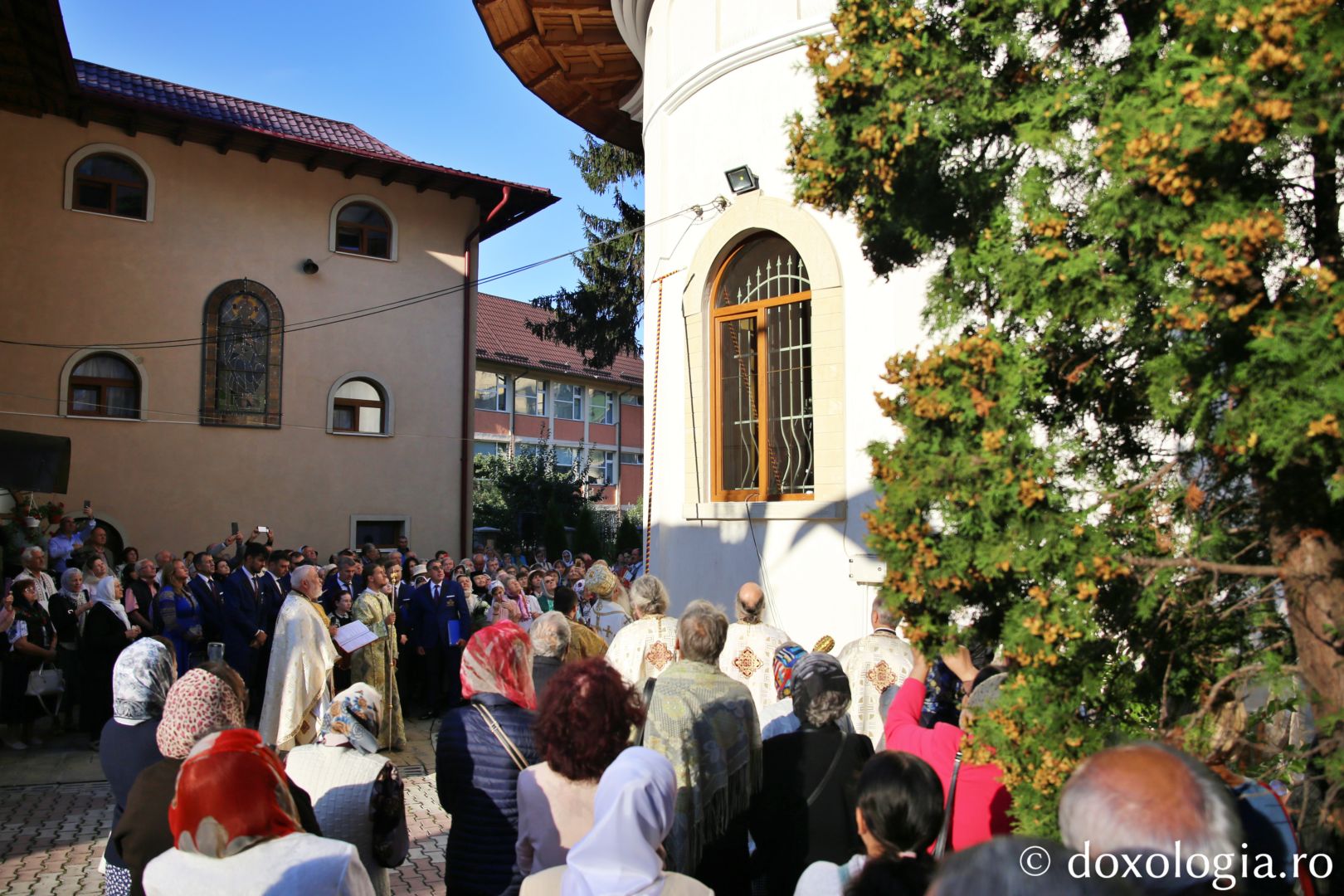 IPS Părinte Mitropolit Teofan, sfințind Biserica Parohiei „Sfântul Gheorghe” Piatra Neamț / Foto: Flavius Popa