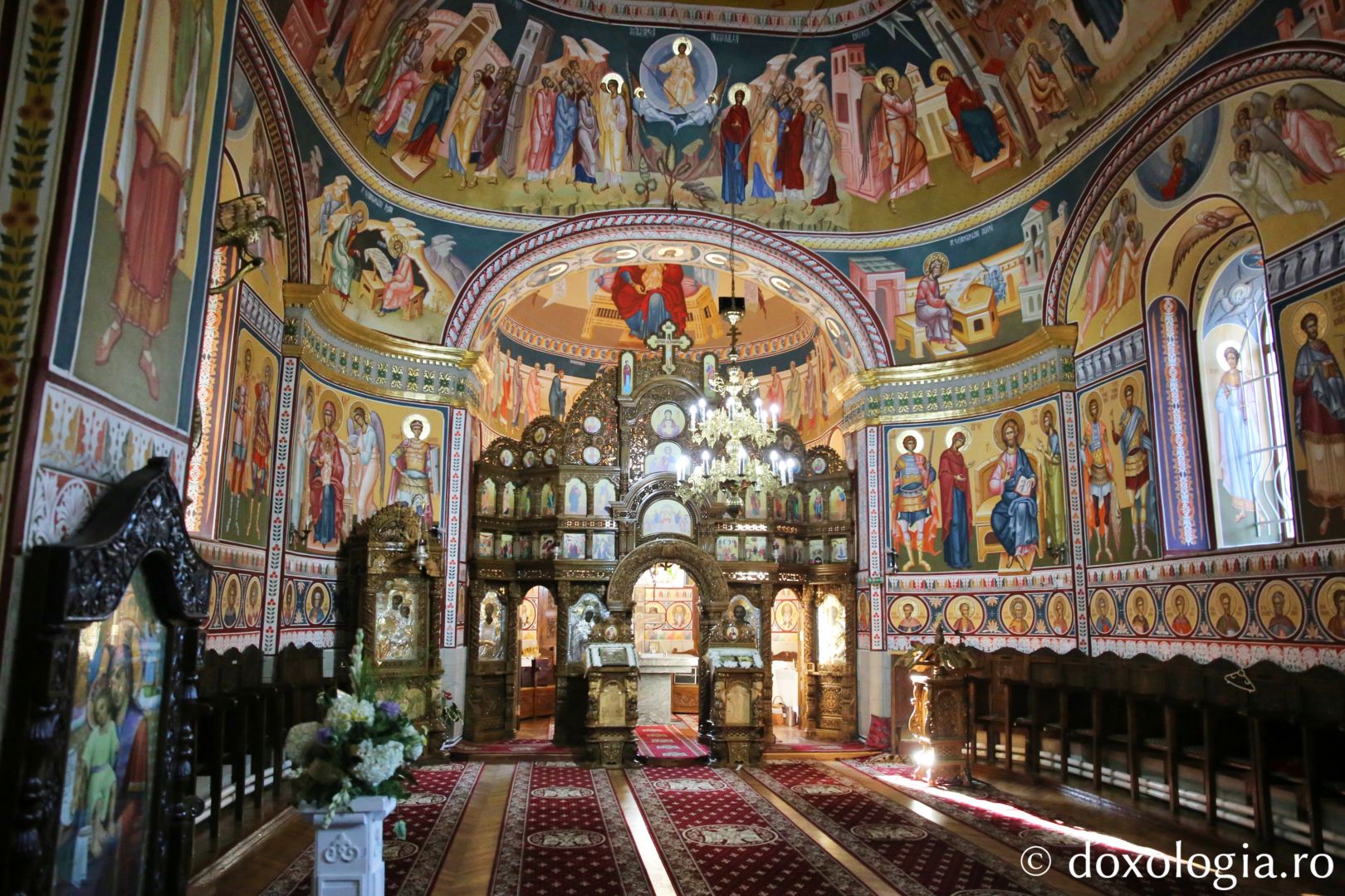 Interiorul Bisericii „Sfântul Gheorghe” din Piatra Neamț / Foto: Flavius Popa
