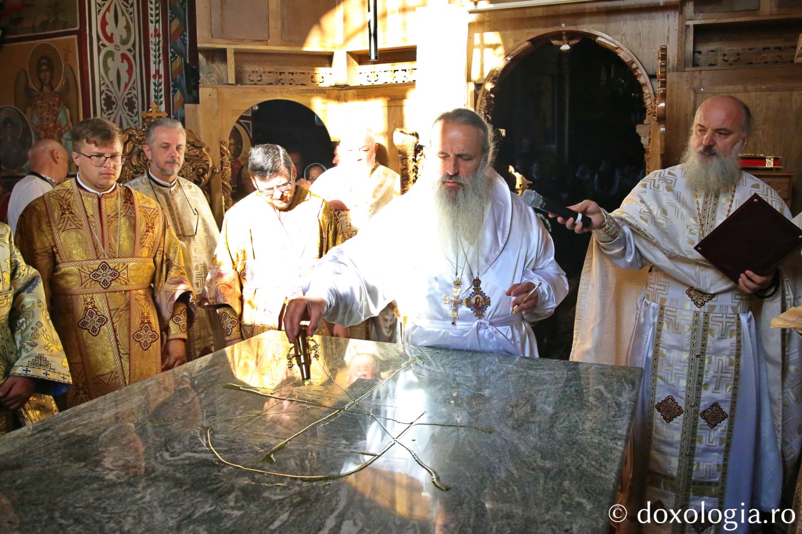 IPS Părinte Mitropolit Teofan, sfințind Biserica Parohiei „Sfântul Gheorghe” Piatra Neamț / Foto: Flavius Popa