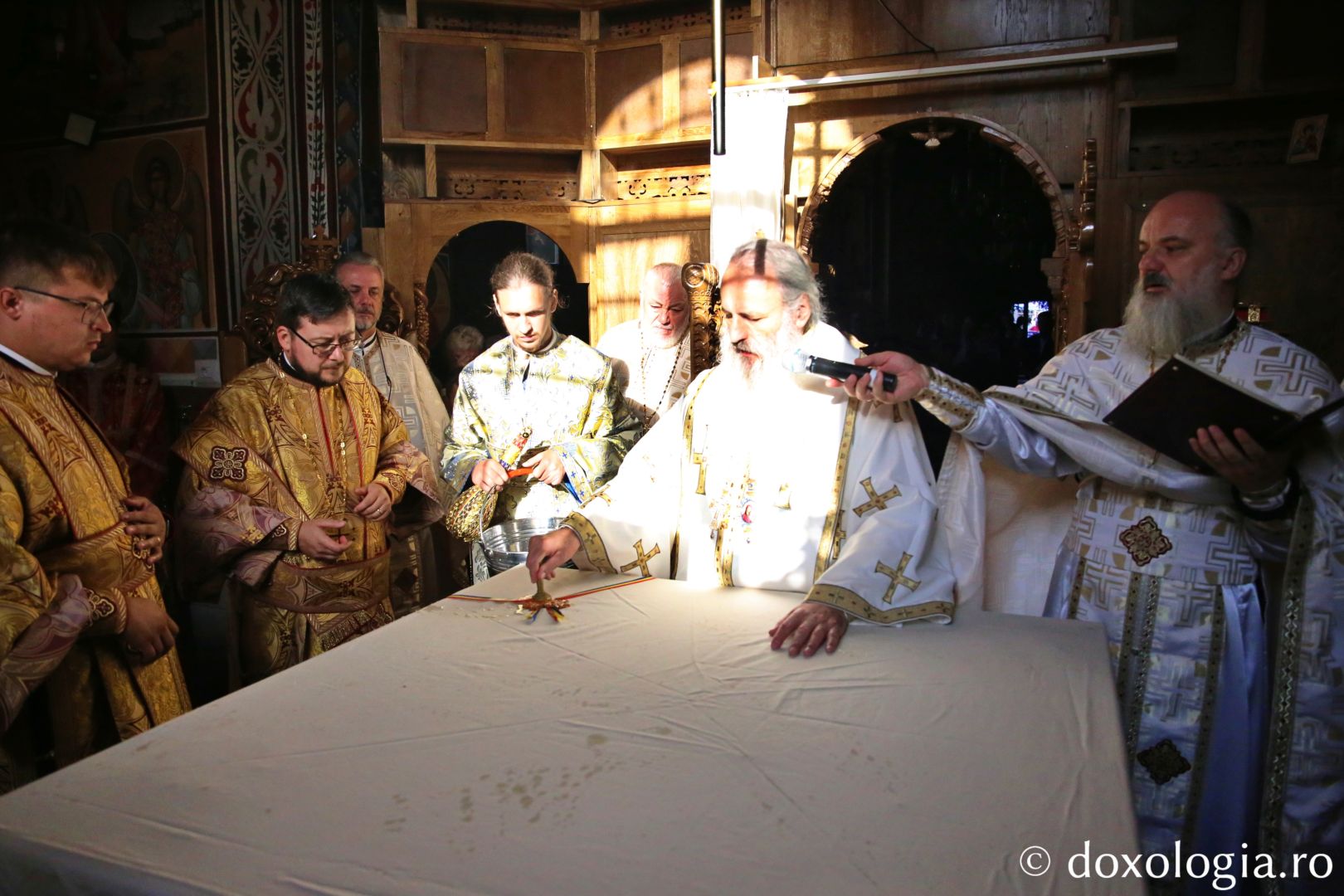 IPS Părinte Mitropolit Teofan, sfințind Biserica Parohiei „Sfântul Gheorghe” Piatra Neamț / Foto: Flavius Popa