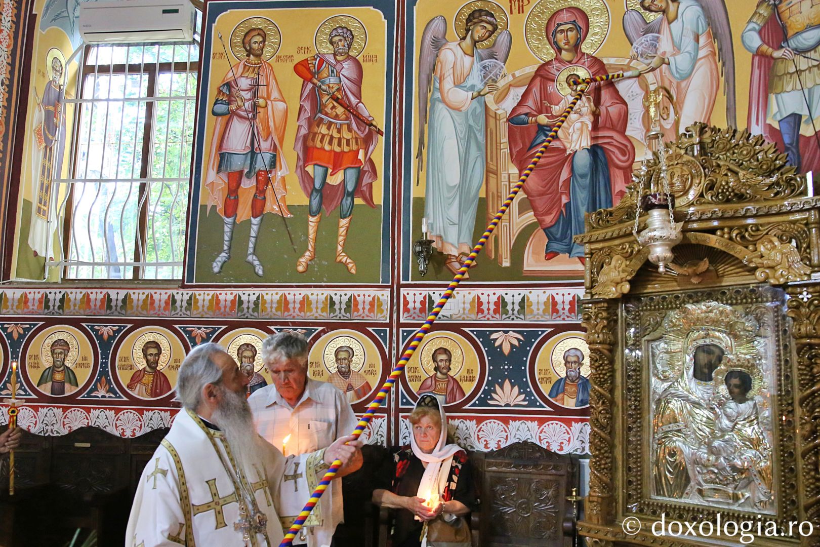 IPS Părinte Mitropolit Teofan, sfințind Biserica Parohiei „Sfântul Gheorghe” Piatra Neamț / Foto: Flavius Popa