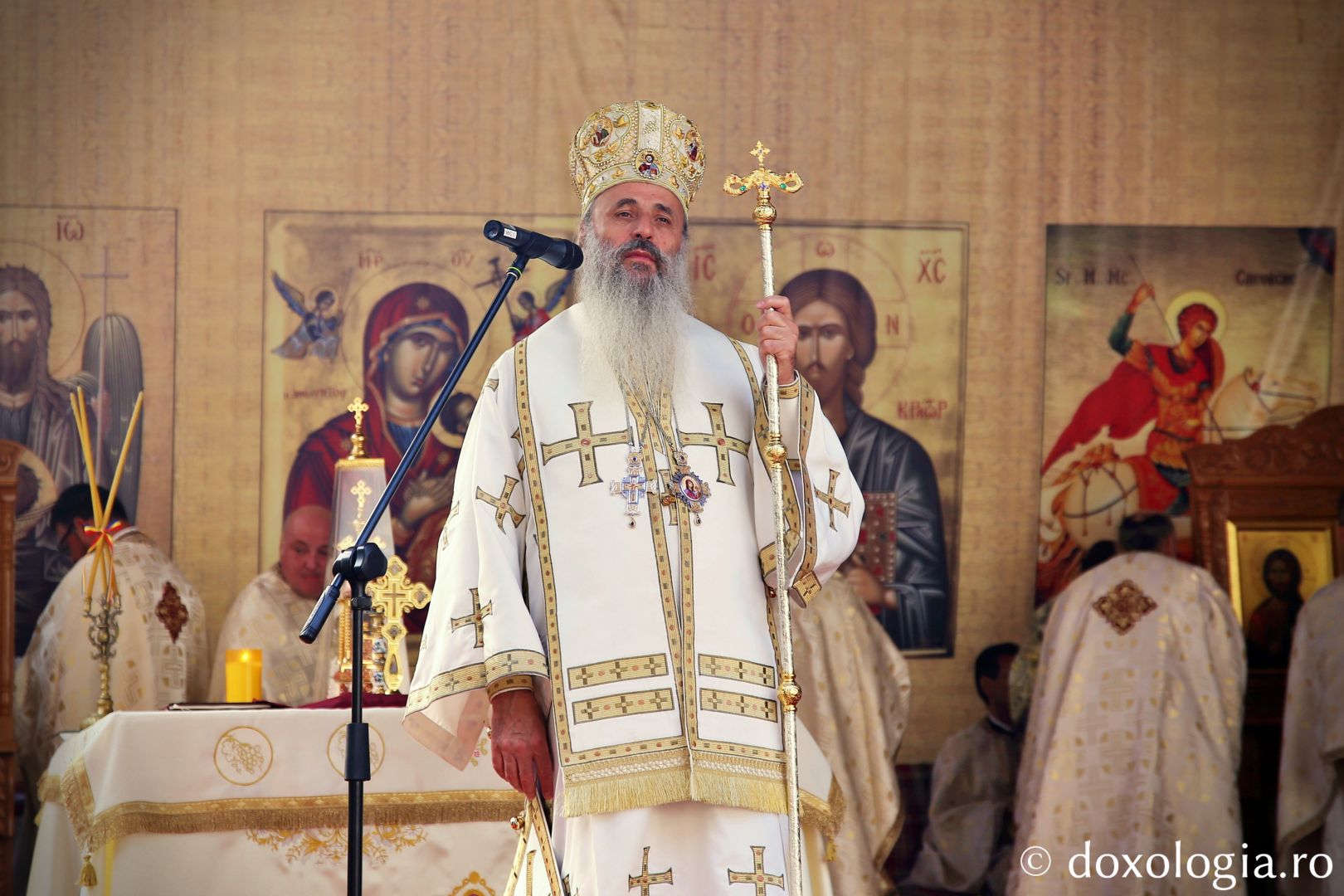 IPS Părinte Mitropolit Teofan, săvârșind Sfânta Liturghie cu prilejul sfințirii Bisericii Parohiei „Sfântul Gheorghe” Piatra Neamț / Foto: Flavius Popa