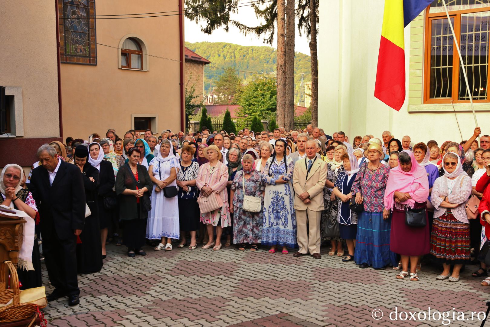 Credincioșii din Piatra Neamț, prezenți la Sfânta Liturghie cu prilejul sfințirii Bisericii „Sfântul Gheorghe” / Foto: Flavius Popa