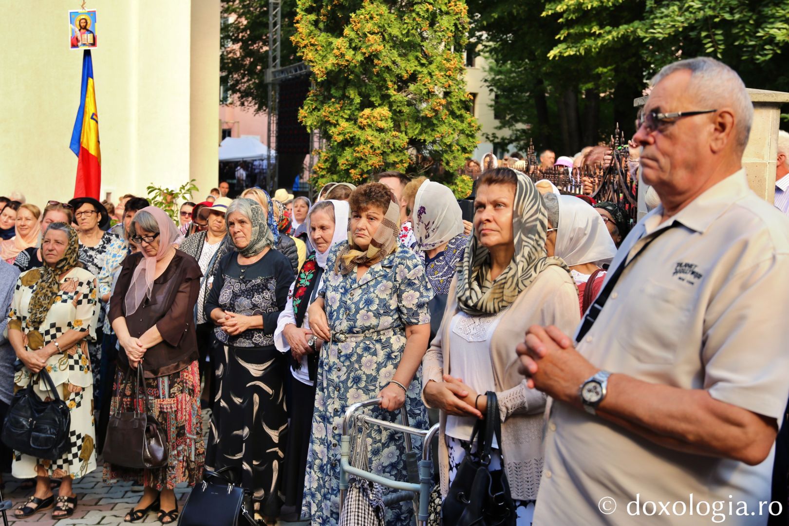 Credincioșii din Piatra Neamț, prezenți la Sfânta Liturghie cu prilejul sfințirii Bisericii „Sfântul Gheorghe” / Foto: Flavius Popa