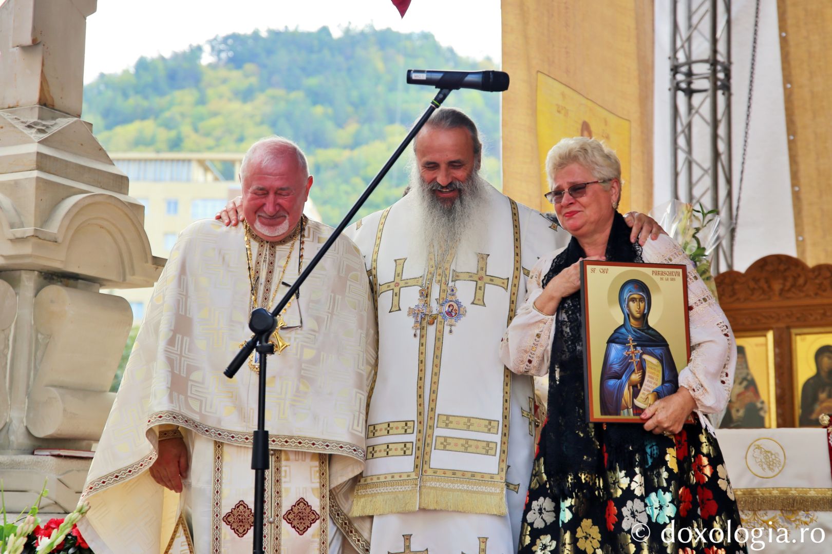 Părintele Gheorghe Ailioaiei, parohul Bisericii „Sfântul Gheorghe” din Piatra Neamț, primind din partea IPS Teofan Crucea „Sfântului Ierarh Dosoftei” / Foto: Flavius Popa