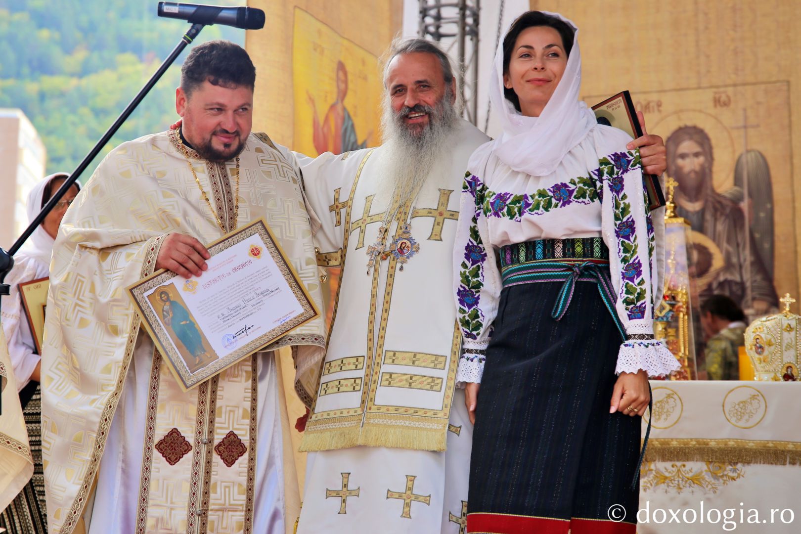 Pr. Andrei Vasile Armanu, slujitor al Parohiei „Sfântul Gheorghe” din Piatra Neamț, primind din partea IPS Teofan o distincție de vrednicie / Foto: Flavius Popa