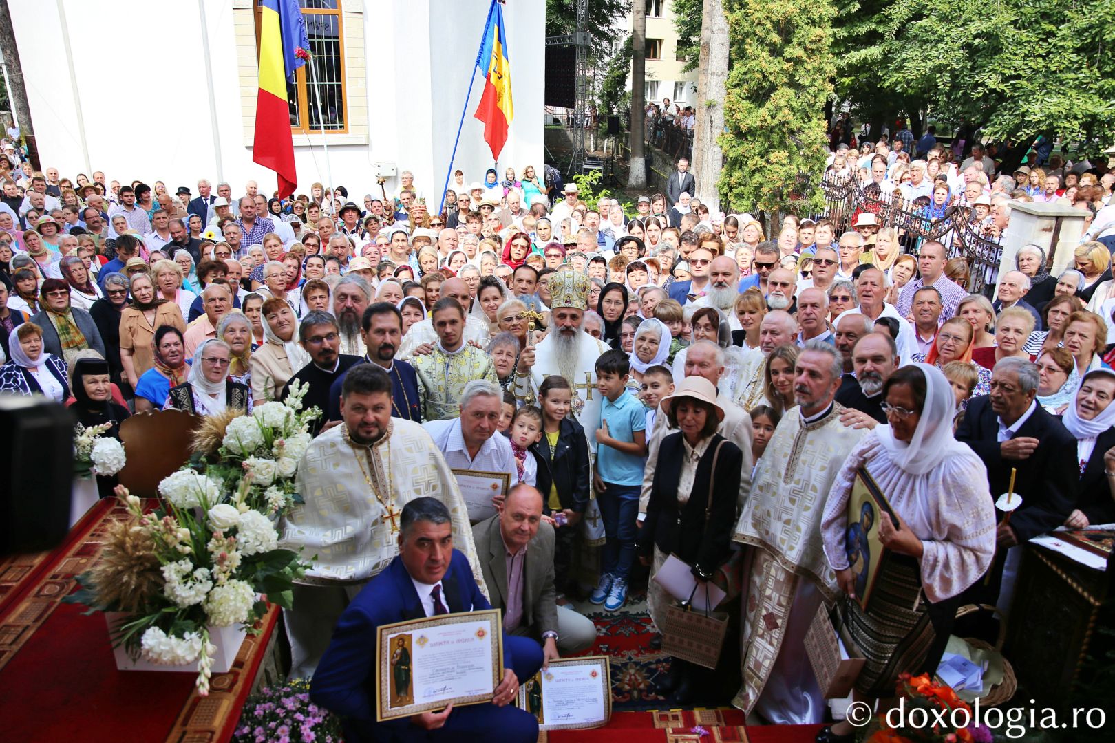 IPS Teofan, împreună cu clericii și credincioșii din Piatra Neamț, la sfințirea Bisericii „Sfântul Gheorghe” / Foto: Flavius Popa