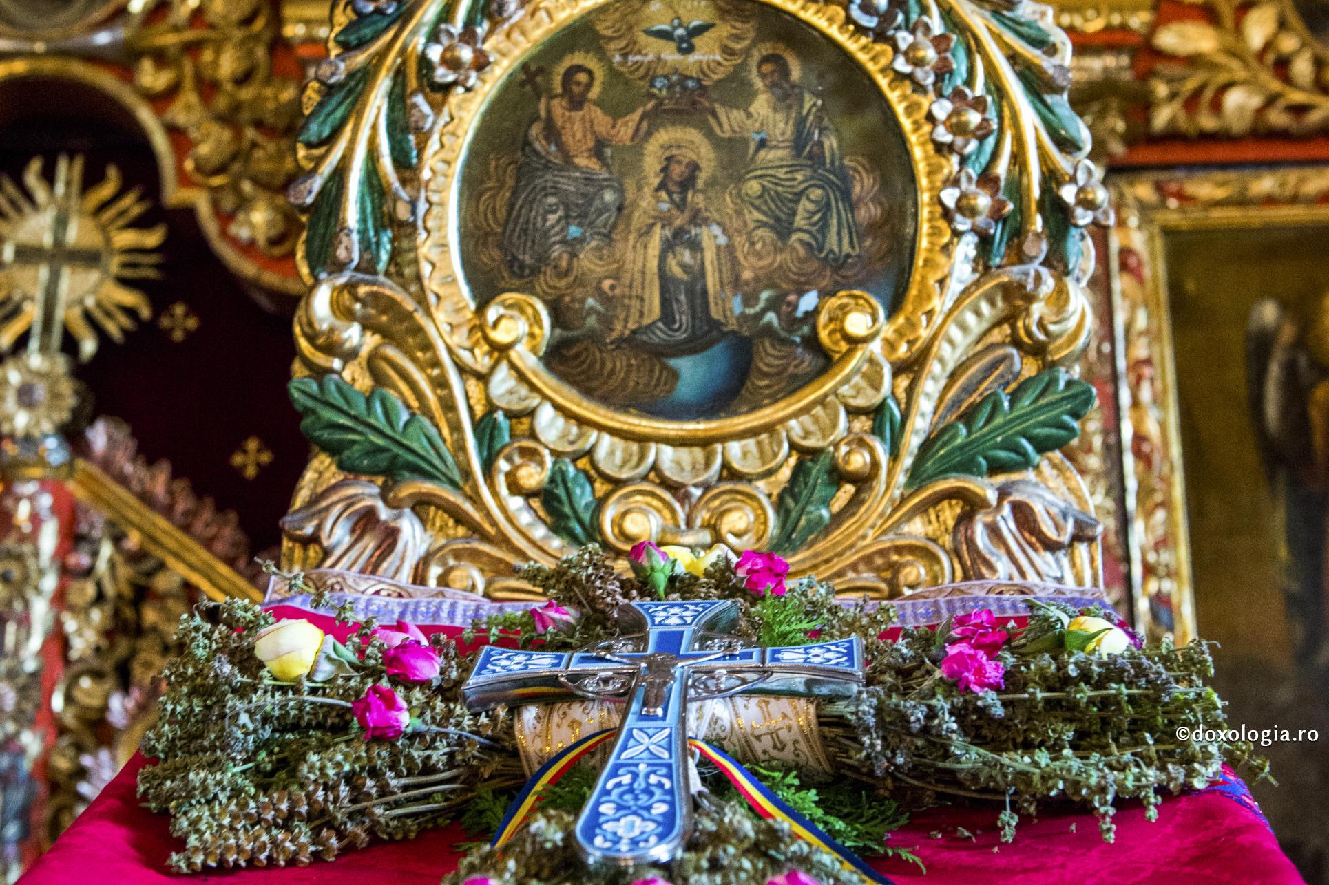 Încheierea Praznicului Înălțării Sfintei Cruci / Foto: Oana Nechifor cruce împodobită cu busuioc